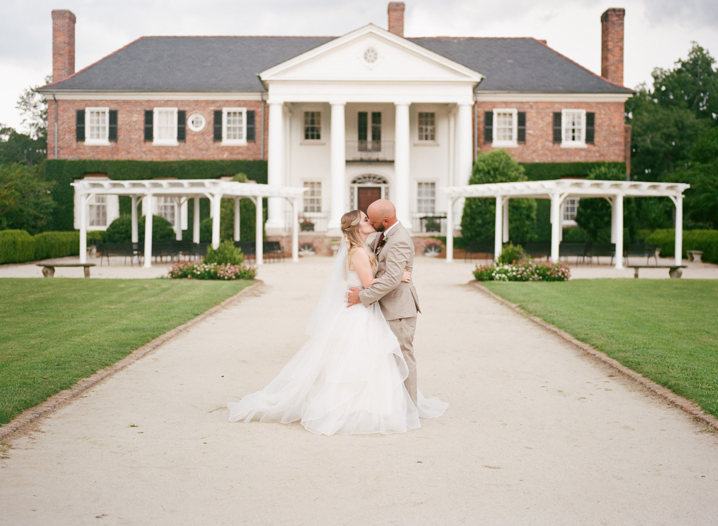 A Boone Hall Plantation Wedding For The Ages In Charleston Sc Lauren And Elrick Gillian Claire Photography Myrtle Beach Wedding Photographer